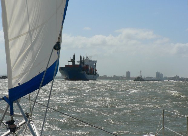 24- Cargo dans la passe d'entree de Colon 